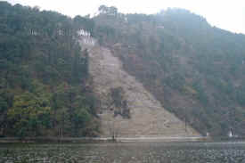 landslide.JPG (44366 bytes)