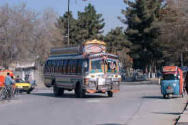 bus&rickshaw.jpg (62682 bytes)