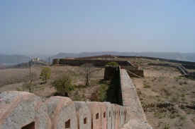 littlewallofjaipurnahagartigerfort5.jpg (40294 bytes)