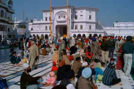 crowdsatgoldentemple.jpg (68489 bytes)