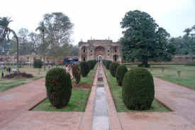 jehangirstomb2.jpg (56466 bytes)