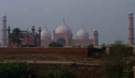 viewofbadshahimosquefromlahorefort.jpg (18491 bytes)