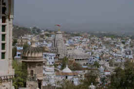 jagdishtemplefromcitypalace.jpg (53339 bytes)