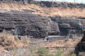 ajantacaves4.jpg (79628 bytes)