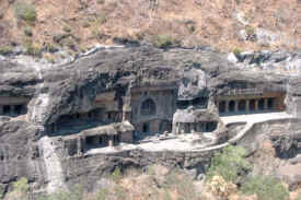 ajantacaves5.jpg (71158 bytes)