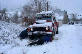 applying snow chains.jpg (74469 bytes)